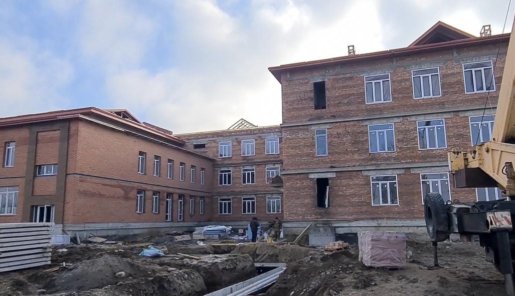 В селении Прималкинское продолжают возводить новую школу
