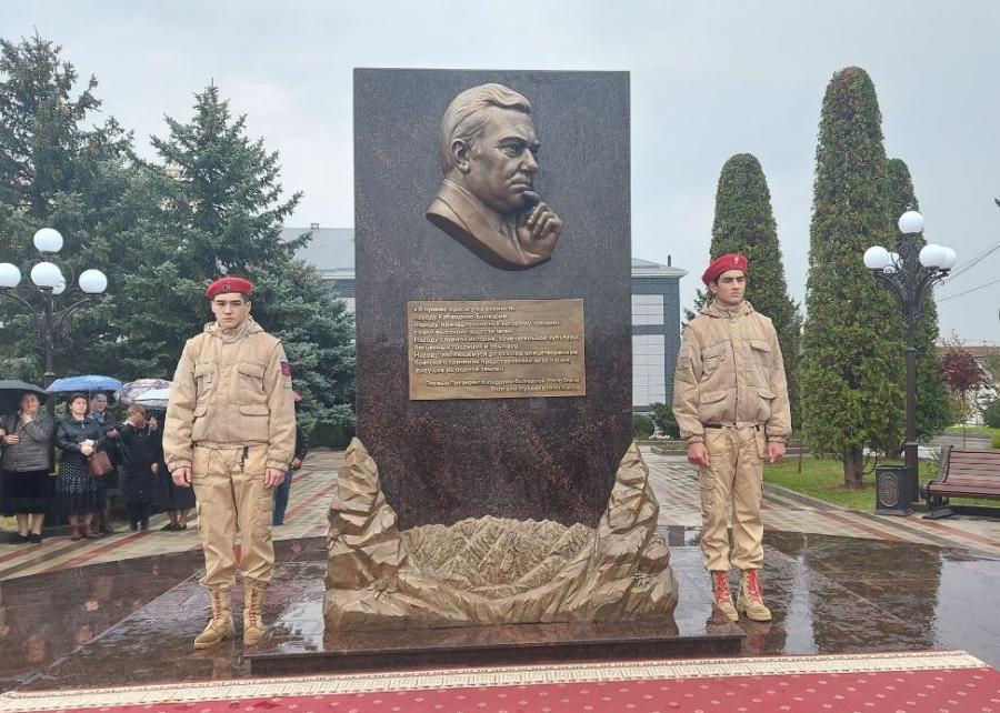 В Баксане открыли памятник первому Президенту Кабардино-Балкарии Валерию Кокову